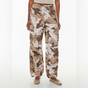 Y2K Aritzia TNA Squad Parachute Pant in Camel Camouflage size L